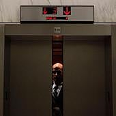 Qué hacer si el ascensor se cae: un sanitario explica cómo debemos colocarnos para sobrevivir