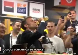 ¿El 'reto Macron'? El presidente francés se bebe un tercio de cerveza en apenas 17 segundos y levanta polémica