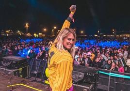 La cantante Rocío Saiz denuncia que la Policía detuvo su concierto en el Orgullo de Murcia por enseñar los pechos
