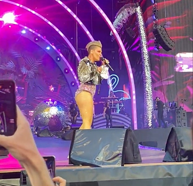 La cantante estadounidense Pink con el objeto arrojado por el público