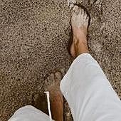 El preocupante aviso de un traumatólogo a los que andan descalzos por la playa: «No más de 20 metros»