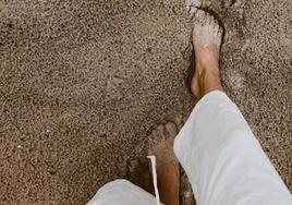 El preocupante aviso de un traumatólogo a los que andan descalzos por la playa: «No más de 20 metros»