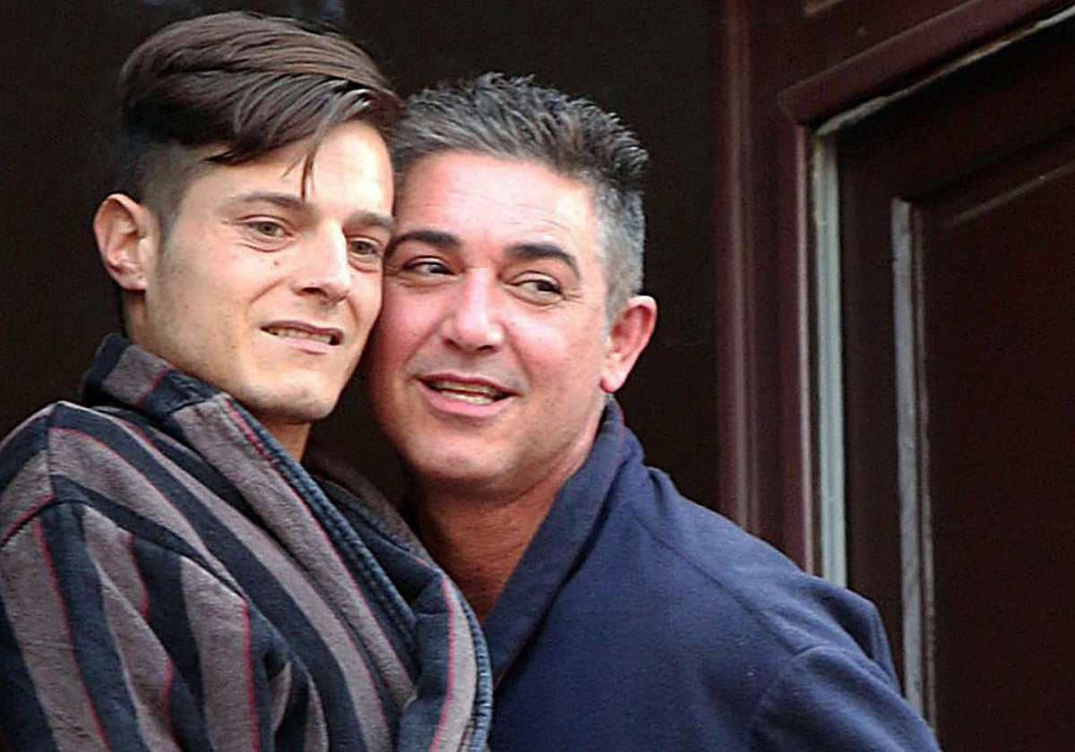 Ángel Garó y Darío Albelaira en un balcón en Malaga