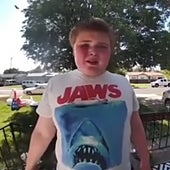 El desgarrador vídeo de un niño que sufre bullying y va llamando casa por casa en busca de amigos