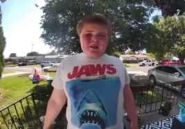 El desgarrador vídeo de un niño que sufre bullying y va llamando casa por casa en busca de amigos