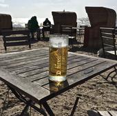 El truco infalible para enfriar la cerveza en 5 minutos cuando estás en la playa o la piscina
