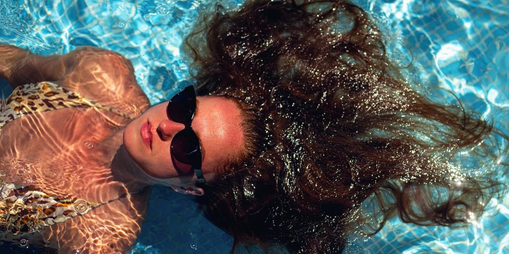 El truco de una farmacéutica para proteger tu pelo en la piscina y en la playa
