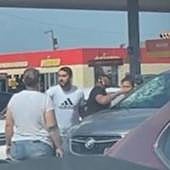 El vídeo viral de un padre desesperado por romper la luna del coche para rescatar a su bebé, atrapado en el interior