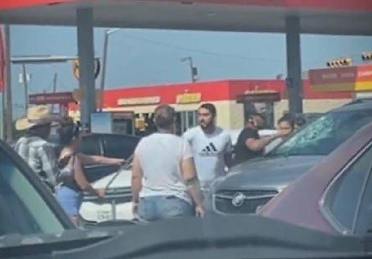 El padre, tratando de romper la luna