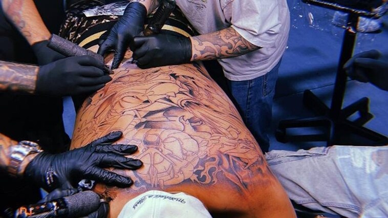 Kyrgios sorprende con su último tatuaje: toda la espalda de 'Pokémon' en el estudio de un afamado murciano
