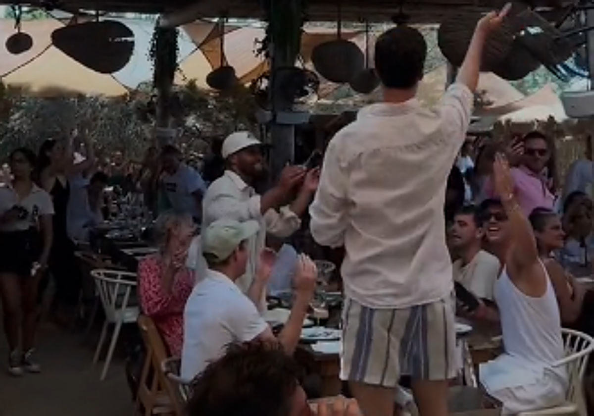 Un grupo de chicos bailando en un restaurante de Ibiza