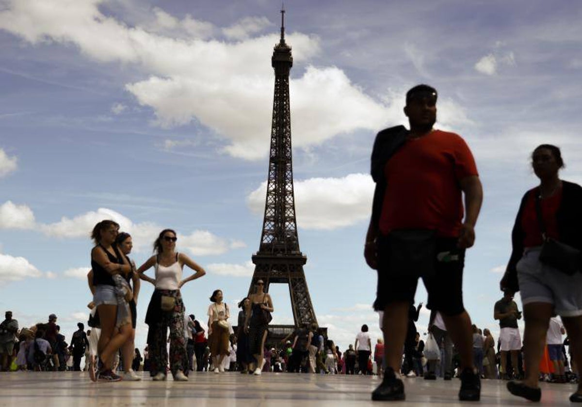 La torre Eiffel tuvo que abrir una hora más tarde al día siguiente