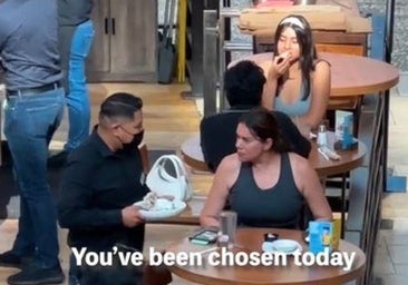 «A mi no me hagas esto»: un 'tiktoker' enciende las redes al pagar la cuenta y regalar flores de forma anónima a una mujer «triste»