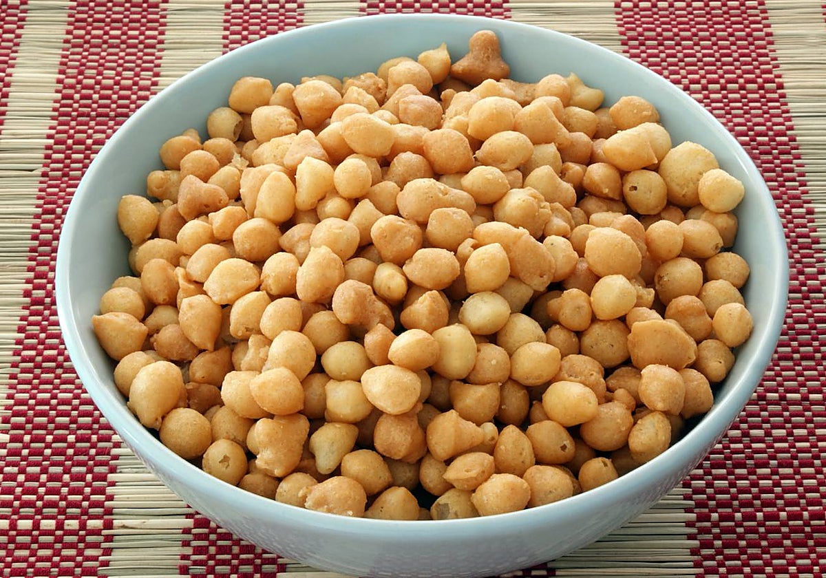 Los garbanzos requieren estar en remojo entre 12 y 16 horas antes de ser cocinados durante al menos una hora y media