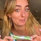 Sufre un incidente surrealista en un aeropuerto por llevar tampones: «Me obligó a ponérmelo en la boca»