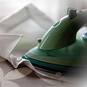 Despídete de planchar la ropa con el truco del hielo: ahorrarás tiempo y dinero