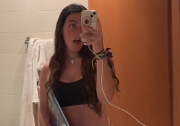 Una chica alucina con el reflejo de su desodorante en el espejo: «¿Pero cómo es posible?»