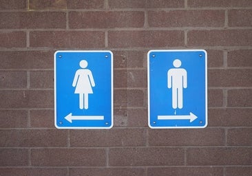 Varios estudiantes de secundaria organizan una huelga para protestar contra la normativa trans en los baños: «Comprometen nuestros derechos»