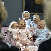 Una pareja se prepara para tener hijos gastando casi 7.000 euros en 13 bebés hiperrealistas