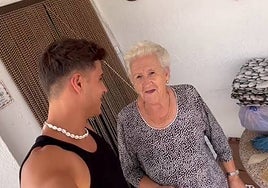 La emoción de una abuela al ir de plan sorpresa con su nieto:  «Mañana cuando se lo diga a Lola...:»