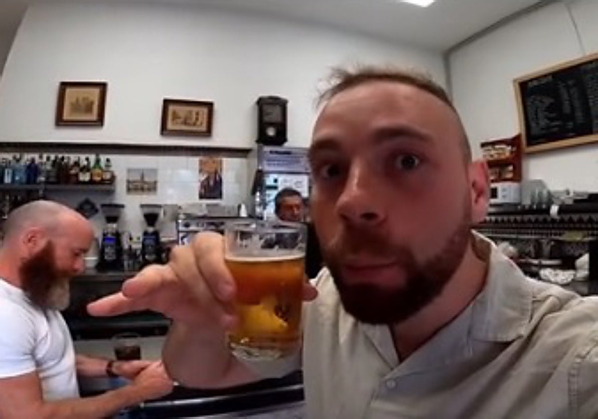 Un norteamericano ha decidido a responder a la pregunta de si es cierto que la Cruzcampo solo es buena si la bebes de grifo en Sevilla