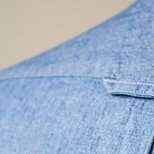 ¿Para qué sirve el gancho que muchas camisas llevan en la espalda?