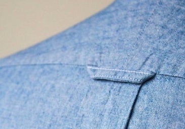 ¿Para qué sirve el gancho que muchas camisas llevan en la espalda?