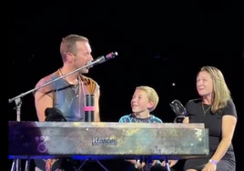 Chris Martin (Coldplay) sube a un niño al escenario por su cumpleaños y le improvisa una canción: «Es tu primer concierto...»