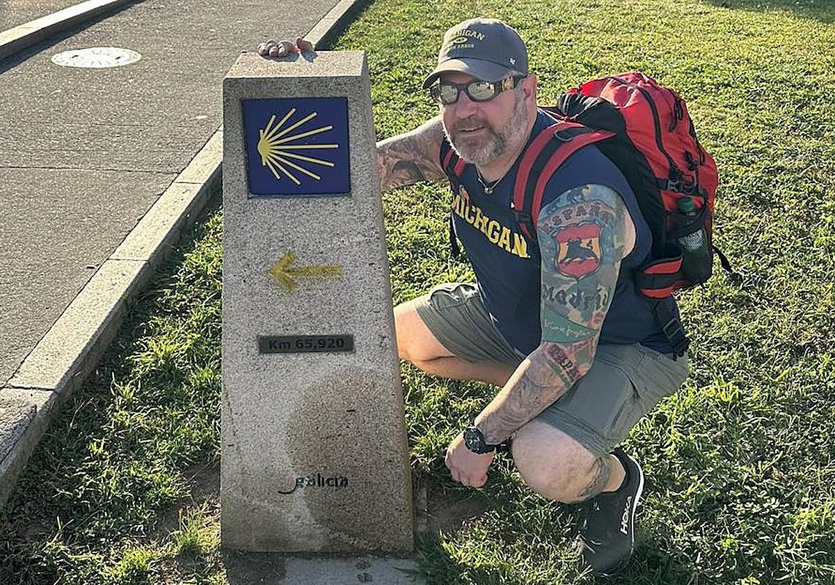 Larry Shy, en uno de los hitos del Camino de Santiago