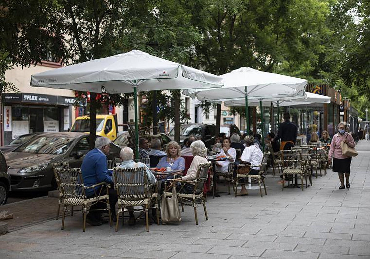 Varias terrazas y veladores de la zona de Ibiza