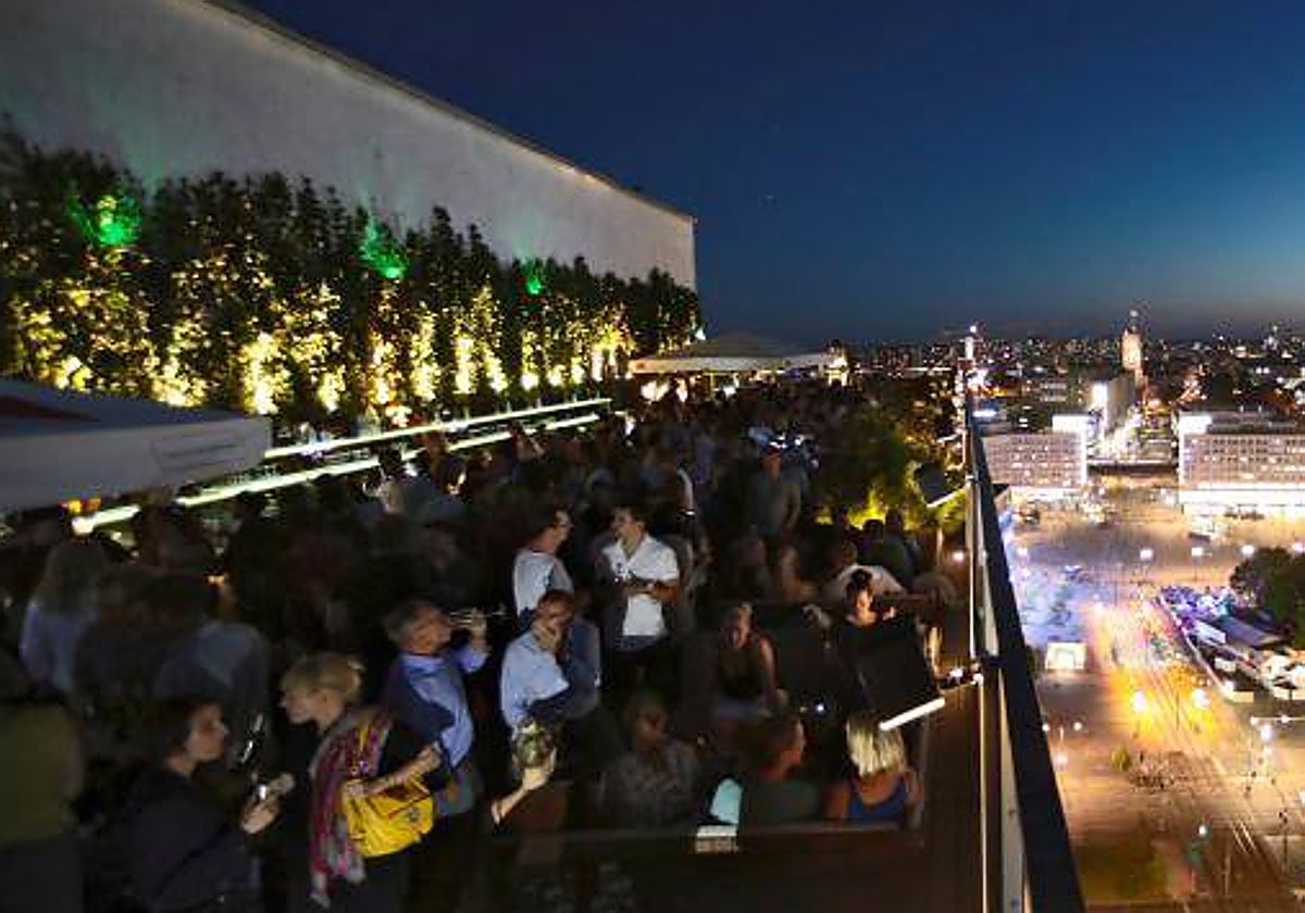 Decenas de personas, tomando unas copas en la terraza de un bar