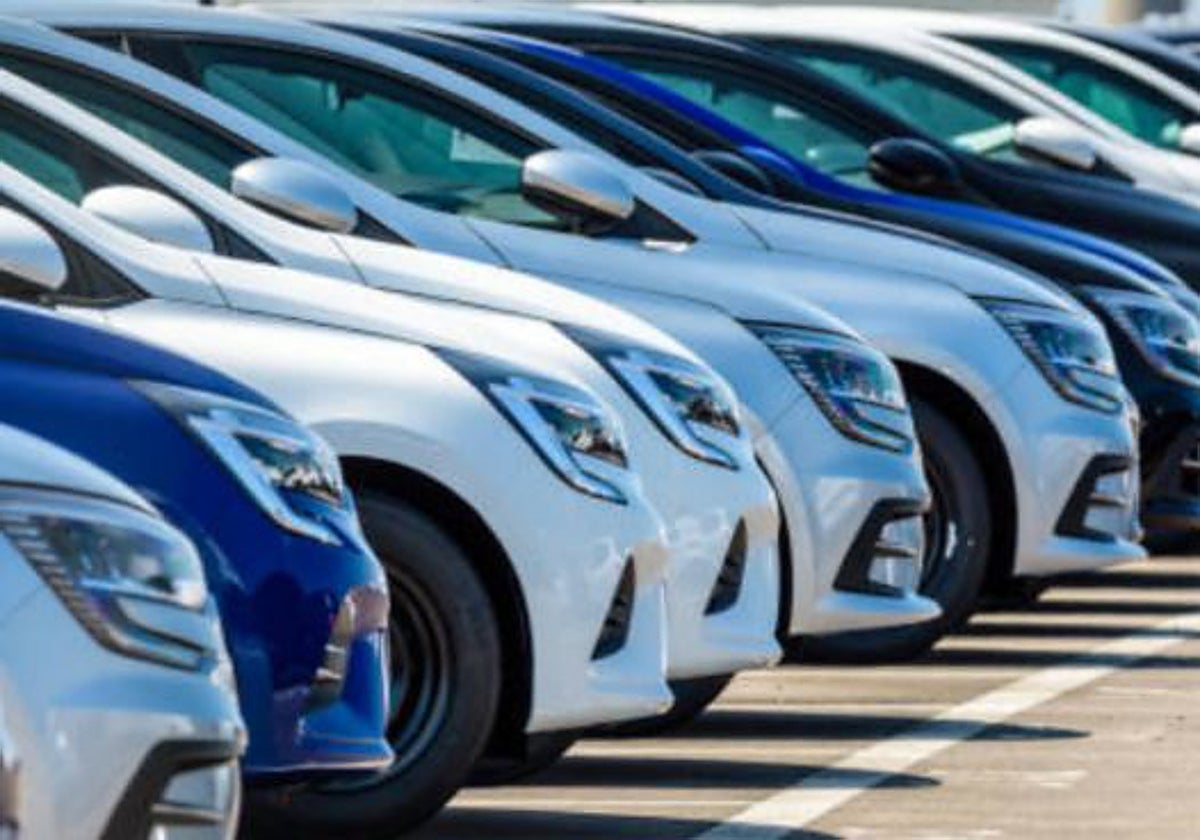 El usuario consigue estacionar entre dos vehículos y abandonar el suyo sin utilizar las puertas