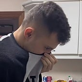 Muestra lo que han encontrado en la nevera de su piso y la reacción de su compañero triunfa en redes