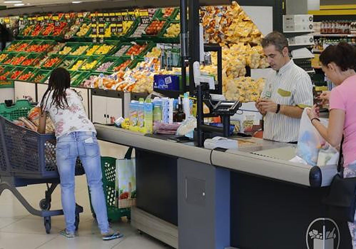 Varias personas, en una imagen de archivo, realizando su compra en un supermercado de Mercadona en Córdoba