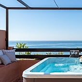 Rompen el jacuzzi de AirBnb y su reacción lleva más de 100.000 me gusta en TikTok