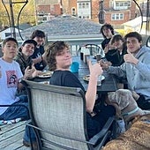 El 'club del desayuno' de la abuela Peggy: un grupo de amigos visita cada semana a una anciana en recuerdo a su nieto fallecido