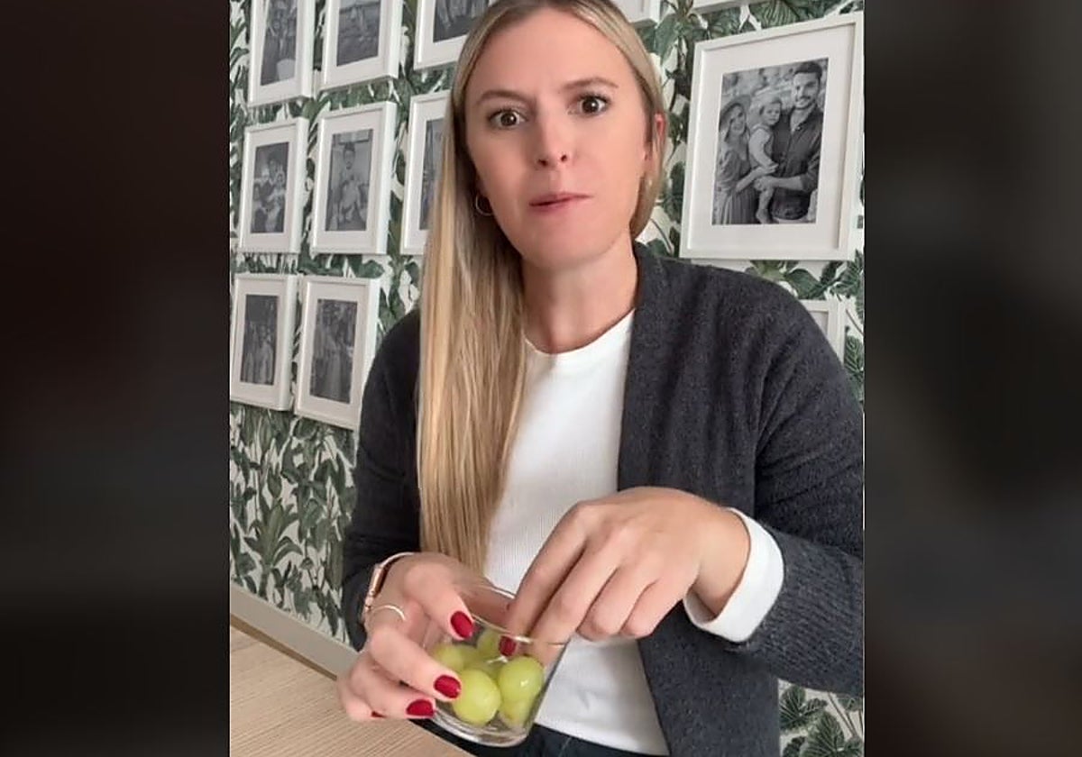 Emily hace hincapié en su vídeo en las doce uvas que se deben comer para celebrar la llegada del nuevo año