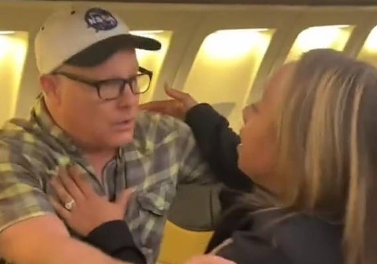 La farsa detrás del vídeo viral de pasajeros calmando a un hombre con alzheimer: son todo actores