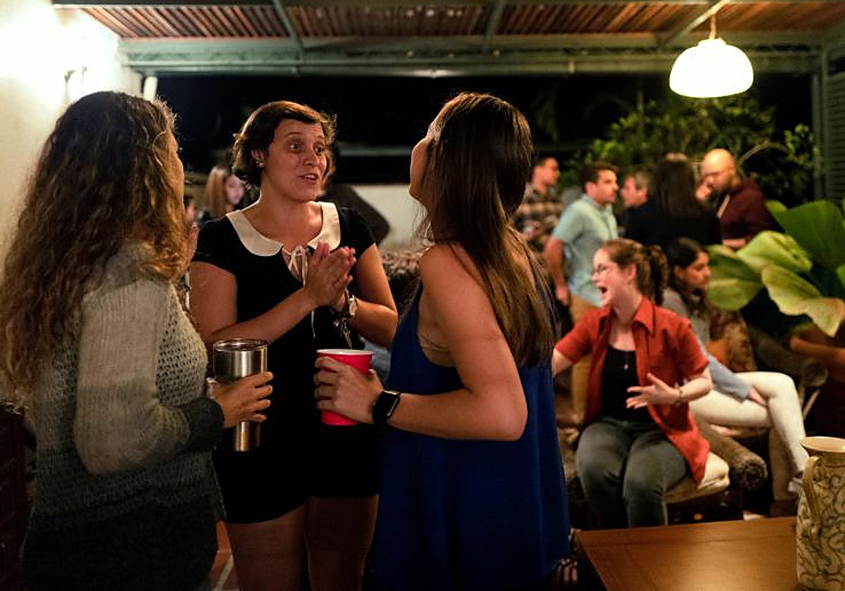 Jóvenes, en una fiesta en una imagen de archivo