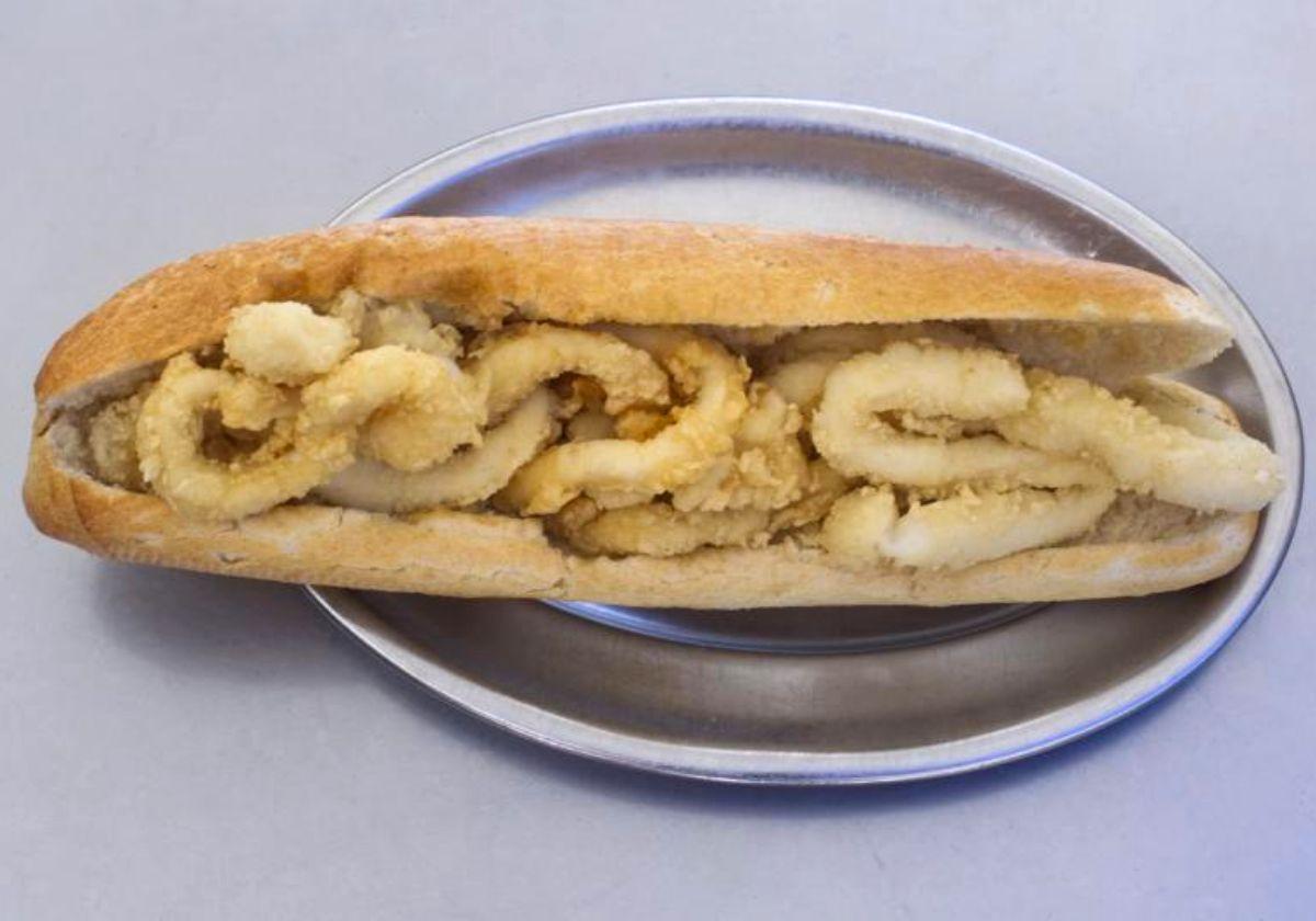 Un experto en probar comidas hace ruta por Madrid para encontrar el mejor bocata de calamares: este es su veredicto
