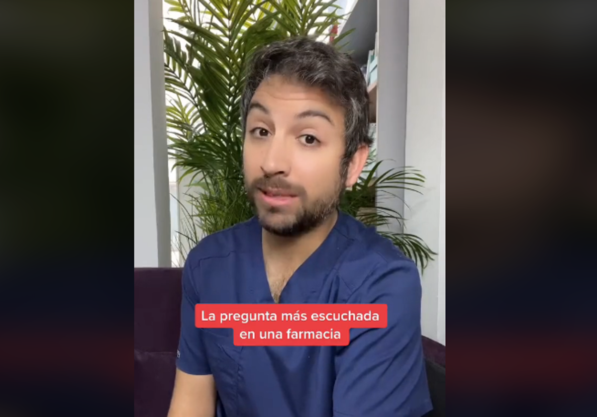 El farmacéutico Álvaro Fernández en su vídeo de TikTok