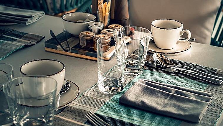 Estas son las cosas por las que nunca te deben cobrar en un bar o restaurante: algunas son habituales