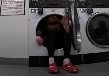Un reto viral casi le cuesta la vida: «Me he quedado encerrado en la lavadora»