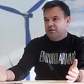 Un millonario español explica por qué el teletrabajo es perjudicial para los trabajadores: «Sólo va en su contra»