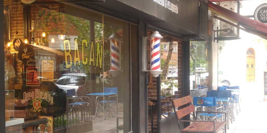 ¿Qué significa el poste en las puertas de las barberías?