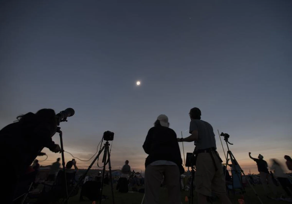 Decenas de espectadores, desde un monte de Oregon, del eclipse solar de 2017