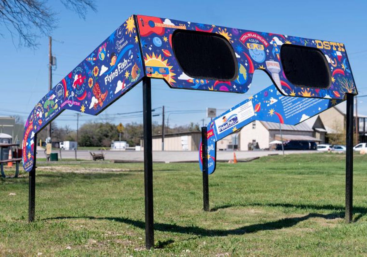 Dispositivos instalados estos días en parques de Dripping Springs (Texas) para poder disfrutar del eclipse solar total