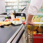 El truco para guardar rápido toda la compra del supermercado en la bolsa antes de pagar