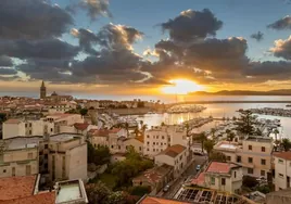 La ciudad de una isla italiana donde se habla catalán: hasta los nombres de las calles se conservan