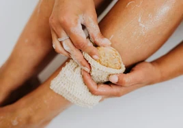 ¿Es bueno lavarse el cuerpo con esponja al ducharnos? La ciencia da la respuesta